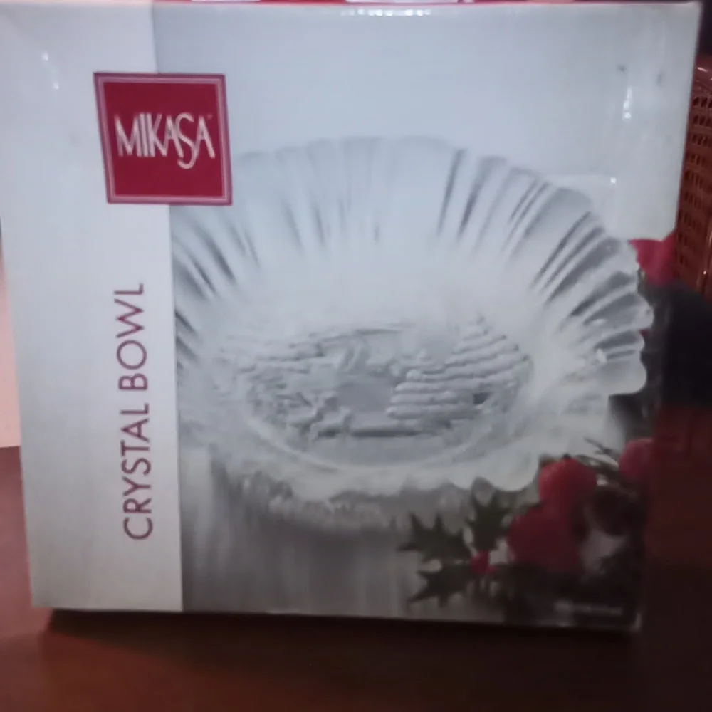 Vintage New MIKASA Christmas Serving Bowl Frosted Crystal Christmas Scen…